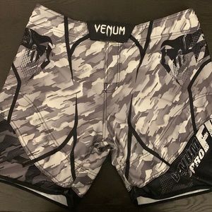 Venum Performance Grey Camo Fight Shorts - Mens L